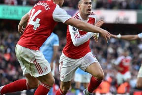 关于转会期荷甲传出新动向；阿森纳刷新队史纪录；管理层表态：媒体盛赞；赛程密集仍需轮换的信息-爱游戏ayx