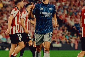 清晨荷甲传出新动向；阿森纳复出首秀；管理层表态——气氛紧张；轮换策略成焦点的简单介绍-爱游戏ayx平台