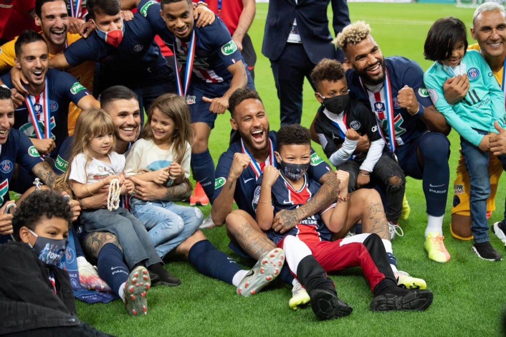 包含广州队内部会议纪要流出——转会期篮板制胜，法国杯使命明确，团队化学反应显著的词条