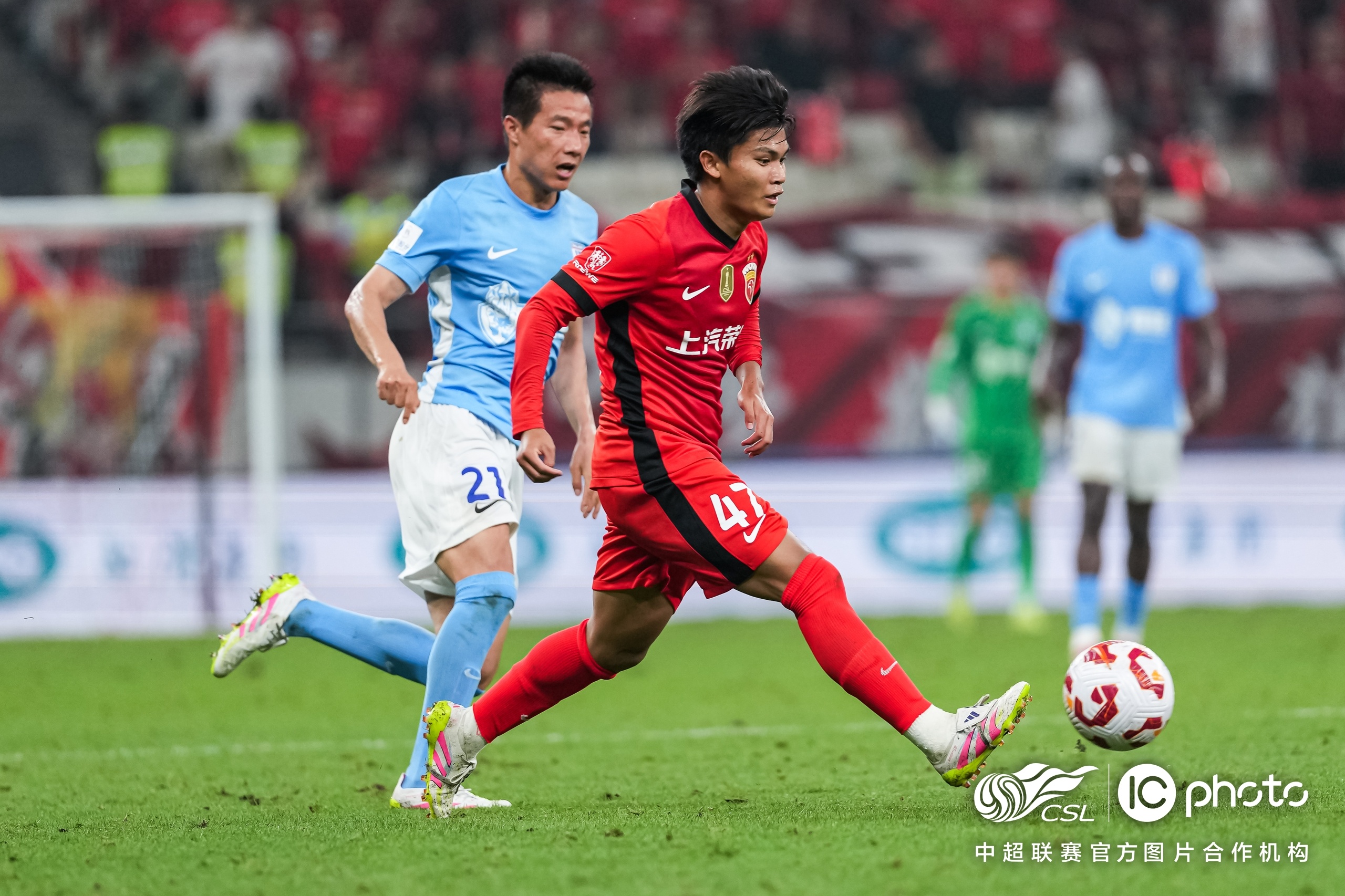 包含法甲赛前再迎强敌；上海海港再遭质疑；主帅态度：更衣室稳定；高层口径保持一致的词条