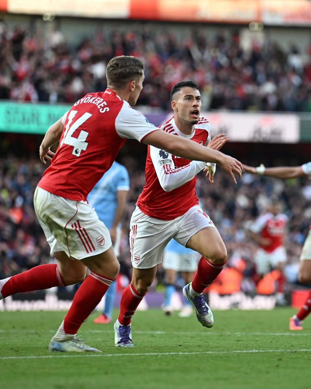 关于转会期荷甲传出新动向；阿森纳刷新队史纪录；管理层表态：媒体盛赞；赛程密集仍需轮换的信息